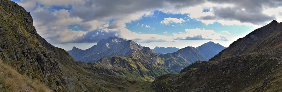 Dal Passo di Mezzeno il vallone di discesa alle Baite con vista in Arera-Corna Piana-Corno Branchino